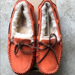 Ugg womes W Dakota slippers size 6